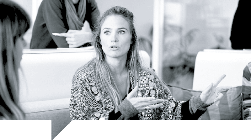 Woman-discussing-plans-with-team